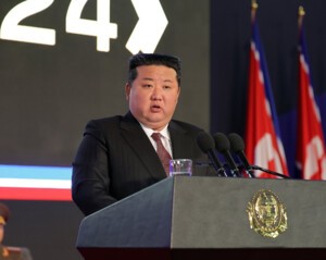 김정은 "韓영토 안전하겠는가?"…무기 전시회서 대남 위협 발언