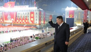 北, 화려한 우중 열병식…"남은 가장 적대적인 국가"