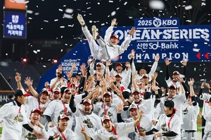 프로야구 LG, 한화 꺾고 2년 만에 통합우승…통산 4번째 왕좌