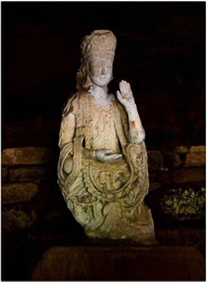 북한 개성 관음사의 관음보살상