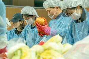 인천공항공사, 김장 나눔 봉사활동…김치 1만3000㎏ 담가