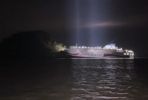 신안 해상서 '267명 탑승' 여객선 좌초…9시간만에 목포항 입항