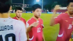 북한 축구, 日 상대로 '주먹 하이파이브' 논란…경기도 승부차기 패배