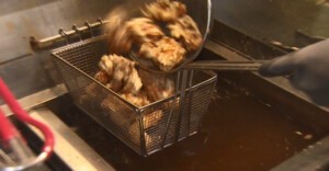 "같은 매장서도 치킨 양 들쑥날쑥...중량 표시한 곳은 교촌치킨과 BHC 두 곳뿐"