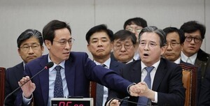 작년 김용현 전 국방부 장관이 국회에 와서 야당을 무시, 윤석열 정부의 몰락을 예고...김용범 정책실장의 행동에서도 똑같은 조짐을 봤다.