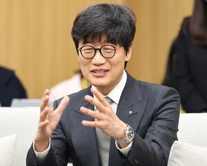 네이버 창업자 이해진 의장, 두나무 합병·AI 로드맵 직접 설명한다