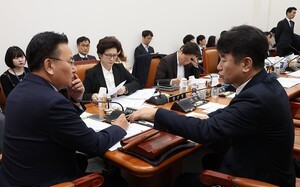 대통령실 특활비 예산, 운영소위서 심사 보류…여야 이견 '팽팽'