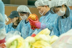 인천공항공사, 김장 나눔 봉사활동…김치 1만3000㎏ 담가