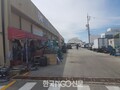 태안 백사장항 '대하축제' 6일 남았는데... 주차장 무단점유·방치된 쓰레기 '눈살'